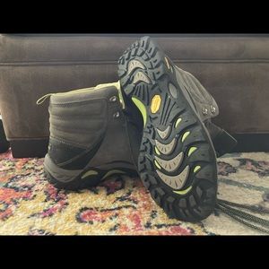 AHNU - Women’s hiking boots EUC